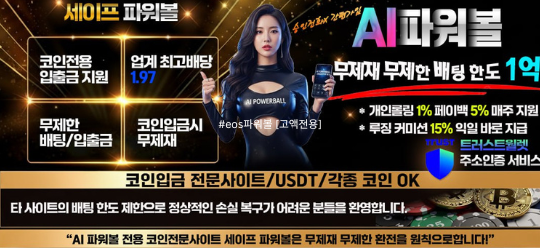 아이가 잠든 밤, 거실에서 차 한 잔과 함께 노트북을 하는 주부